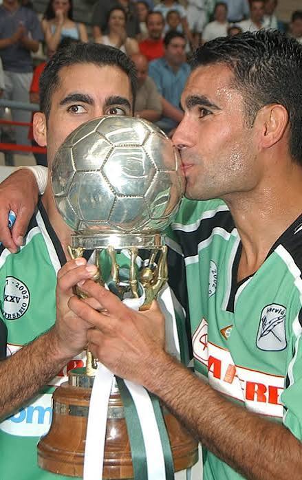 Joan Linares celebrando un título